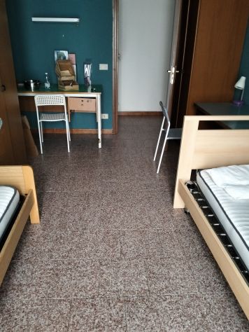 Offro posti letto in 2 camere doppie a 280 a testa in centro - Foto 2