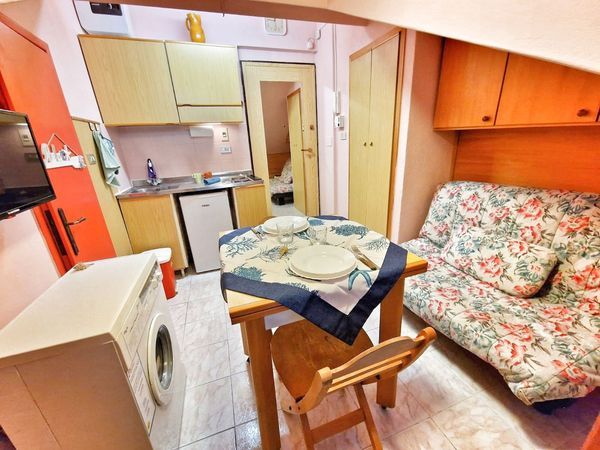MONOLOCALE MANSARDATO CON BALCONCINO – VIA FERALDI, SANREMO - Foto 2