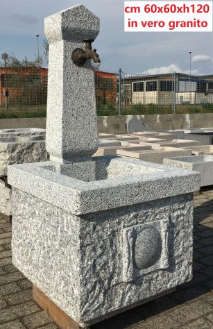 Grande fontana in pietra granito