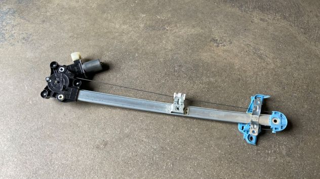Alzacristallo anteriore SX Suzuki Swift Hybrid del 2023 (83430-52R10)