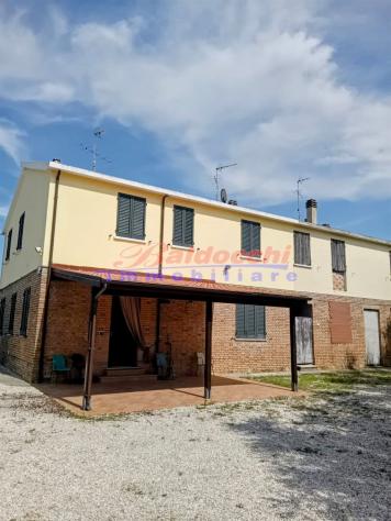 Carrara di Fano, in trifamiliare, appartamento indipendente al piano terra con scoperto.