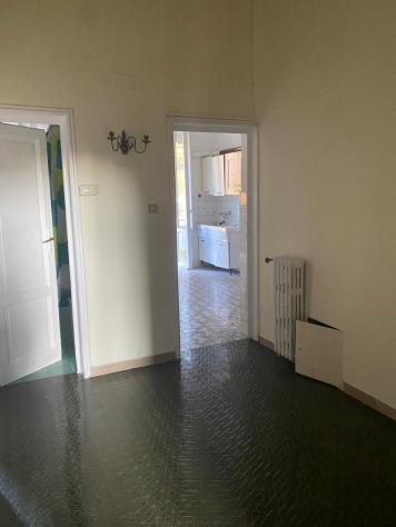 L'appartamento di mq.100 ha una buona distribuzione degli spazi con vani ampi, grandi finestre e soffitti alti; si fa apprezzare per la piacevole lumi - Foto 3
