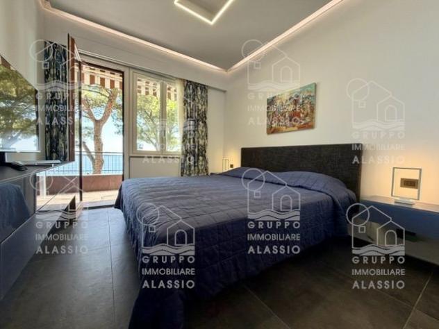 LAIGUEGLIA: SPLENDIDA SOLUZIONE FRONTE MARE CON BOX AUTO - Foto 14