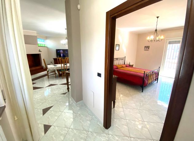 MERAVIGLIOSA VILLA CON AMPIO GIARDINO - ZONA CENTRALE - MONDRAGONE - Rif. V2897 - Foto 7