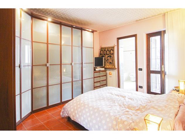 TRILOCALE terra-cielo RISTRUTTURATO in corte, con GIARDINO PRIVATO in corpo staccato - Foto 6