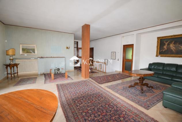 CASA INDIPENDENTE di 10 vani e di 300 mq (MONTEBELLUNA) rif. PE15 - Foto 4