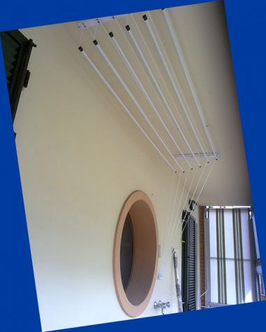Stendibiancheria a soffitto e parete salvaspazio