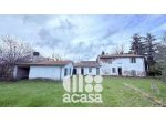 Casa con servizi e terreno