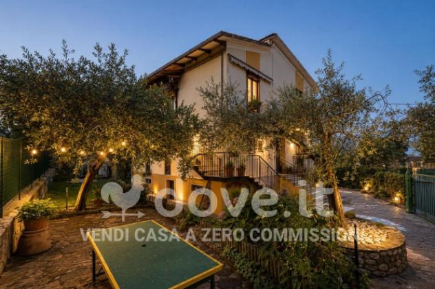 Casa indipendente di 300 m² con più di 5 locali e box auto in vendita a Paciano