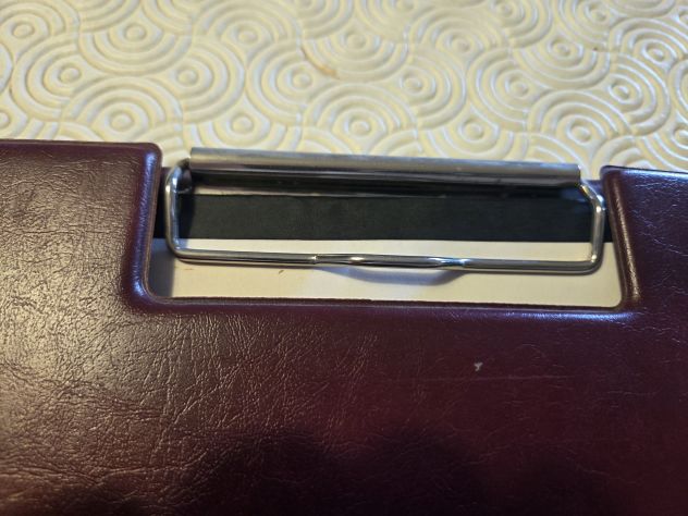 Porta Block Notes chiuso, in vera pelle marron scuro con fermaglio in acciaio. - Foto 4