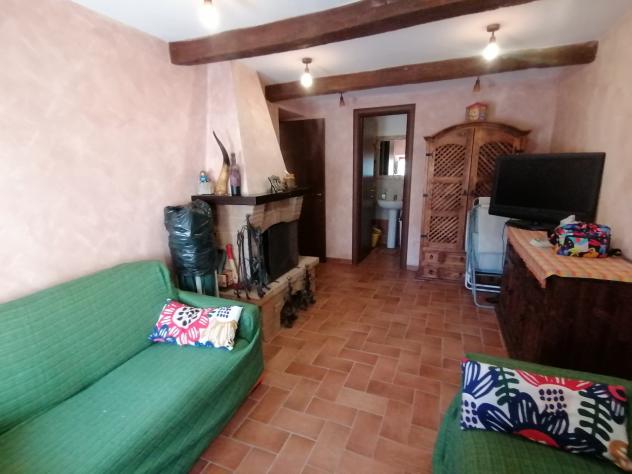 In una frazione del comune di Castell'Azzara, più precisamente a Selvena, dove sono presenti i servizi di prima necessità; , vendiamo appartamento su - Foto 16