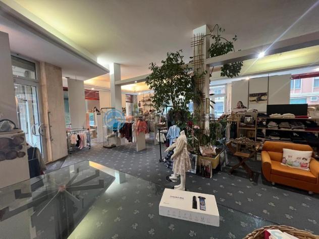 MONTEGROTTO: negozio centrale con 6 vetrine, magazzino e garage - Foto 7