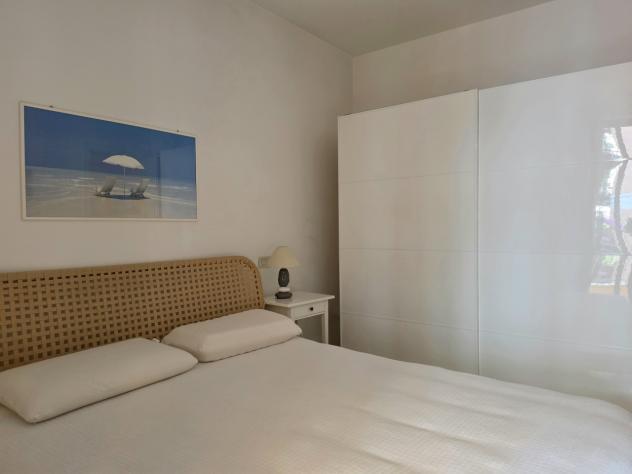 RONCHI, a soli 500 metri dal mare della Riviera Apuana, elegante villetta a schiera d'angolo con giardino su due lati e ampio pergolato. Disposta su t - Foto 19