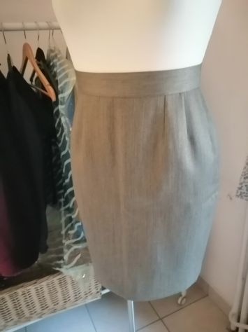 Completo gonna beige tubino con t-shirt nera - Foto 2