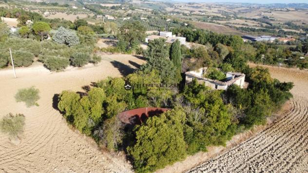 Cartoceto (pu) posizionato su un'altura che domina l'intera vallata del metauro fino alle principali spiagge di fano, non lontano dall'asse viario del