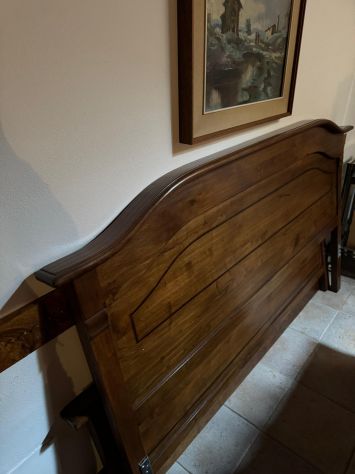 VENDO CAMERA DA LETTO COMPLETA IN MASSELLO DI NOCE BELLISSIMA - Foto 8