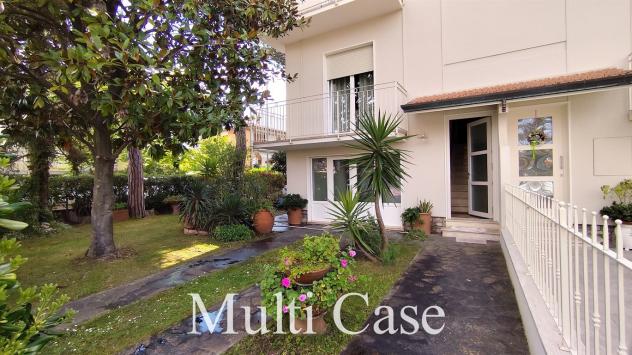 PORZIONE DI VILLA CON GIARDINO A 350 METRI DAL MARE – INDIPENDENZA, SPAZI E POTENZIALE - Foto 11