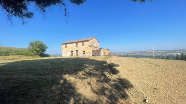 CERBARA: Nelle dolci colline di cerbara, in posizione riservata e panoramica, proponiamo in vendita un caratteristico casale marchigiano indipendente