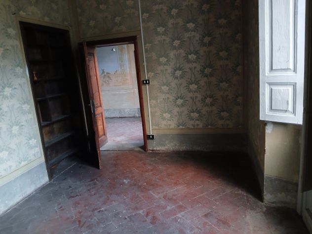 VENDESI BELLISSIMA LEOPOLDINA CON 15.000.00 MQ GIARDINO - Foto 2