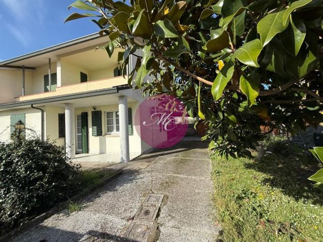 Classe (Ra) - Villetta Bifamiliare con giardino angolare e tre letto