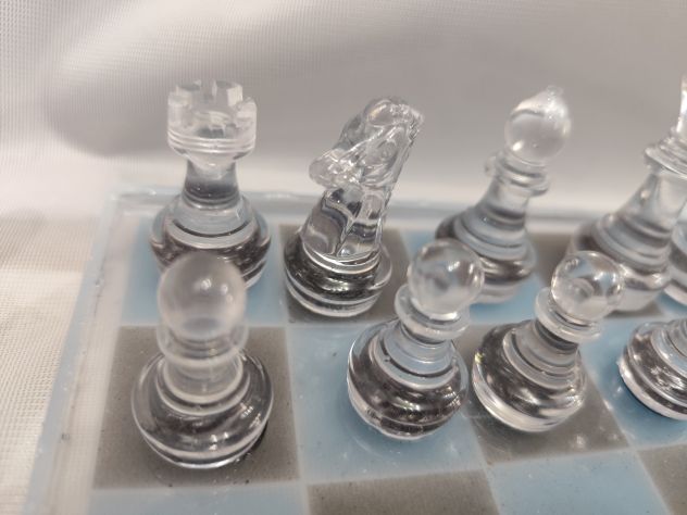 Scacchiera artigianale in resina fatta a mano – completa - Foto 4