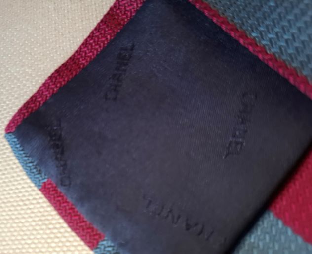 Chanel cravatta a righe larghe amaranto e viletto in seta - Foto 3