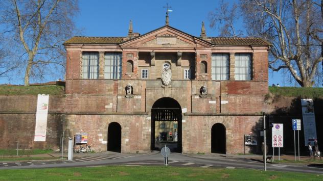 Locale commerciale in affitto a Lucca