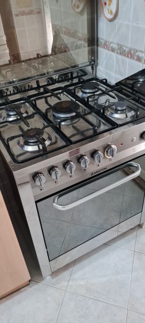 cucina con macchina a gas e tavolo con sedie - Foto 3