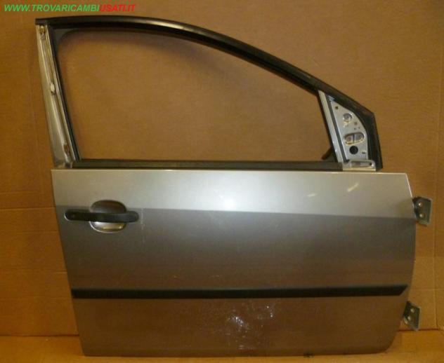 PORTA ANT.D. GRIGIO MEDIO MET CON ALZ.  Carrozzeria  Lamierati esterni  Porte  Porta ant. dx. FORD - FIESTA - 01-03-2002 - 01-12-2005