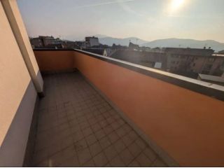 Alzano Lombardo trilocale con balcone e box auto