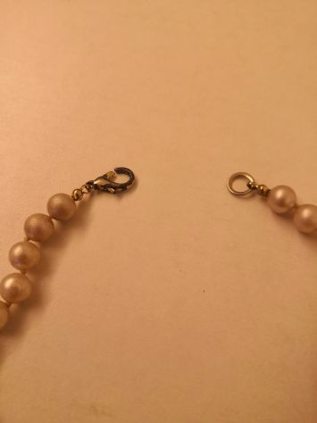 Collana girocollo con perle di bigiotteria con fermaglio. - Foto 3