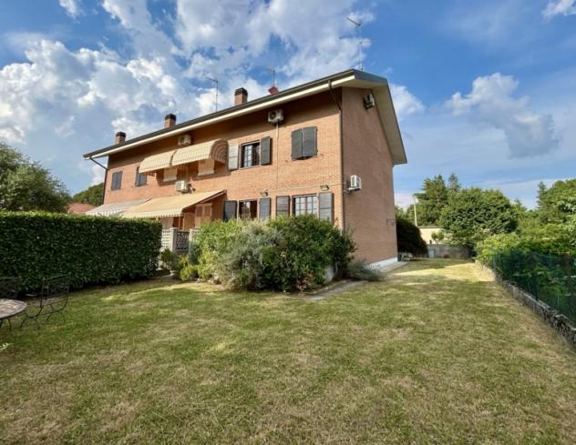Villa di testa con ampio giardino privato