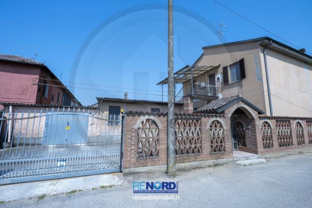RIF. CC6262 - VALLE SALIMBENE - Villa indipendente suddivisa in due appartamenti, box auto, due cantine, ripostiglio e cortile privato.