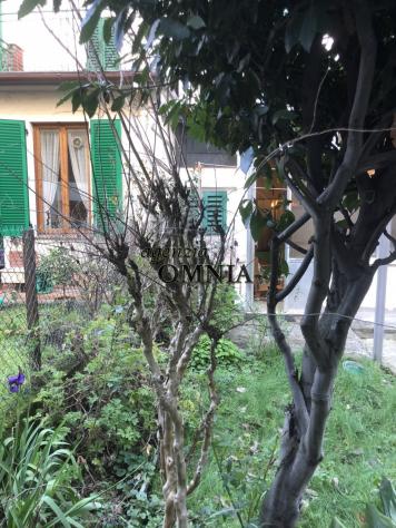 Immobile terratetto, da ristrutturare, disposto su due piani principali, oltre cantina e soffitta, con un gradevole giardino interno ed alcune pertine