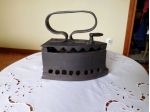 Ferro da stiro antico in ghisa a braci