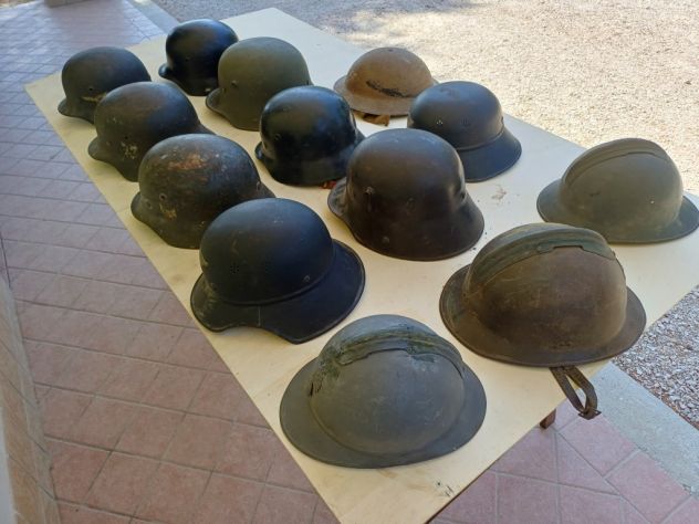 Elmetti, maschere antigas e altra militaria