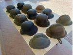 Elmetti, maschere antigas e altra militaria