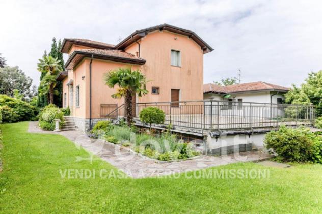 Villa di 350 m² con più di 5 locali e box auto in vendita a Cocquio-Trevisago