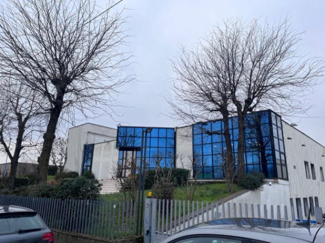 Immobile di 2100 m² con 3 locali in vendita a Brescia