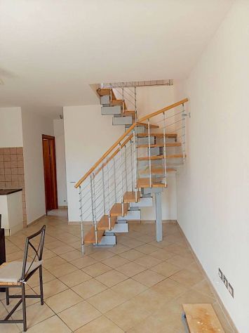 CAPENA TRILOCALE DISTRIBUITO SU 2 LIVELLI SEMI-ARREDATO CON BALCONE DOPPI SERVIZ - Foto 4