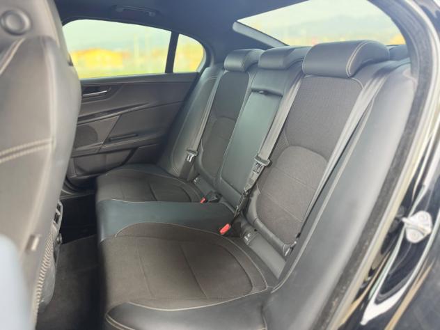 Jaguar XE 2.0 D Turbo 180CV R-Sport - Foto 9