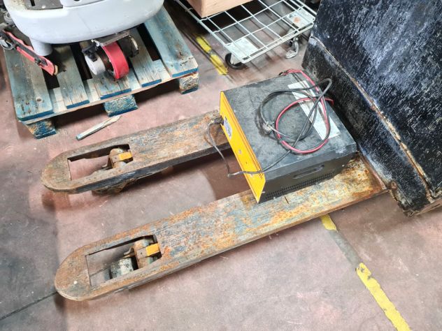 transpallet elettrico con pedana Cat usato - Foto 2