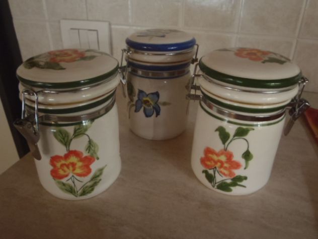 Barattoli in ceramica decorati