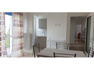 BARANZATE affittasi trilocale completamente ristrutturato arredato con balcone