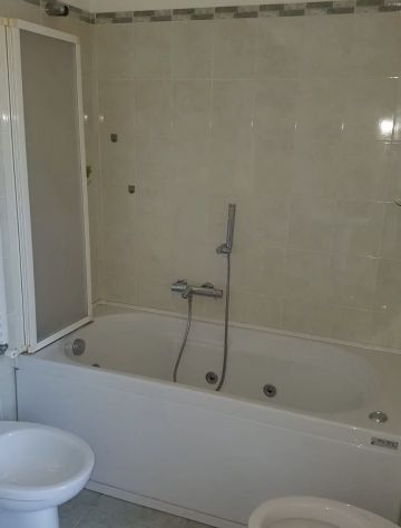 OSTIA TRILOCALE SEMI-ARREDATO CON GIARDINO PRIVATO E POSTO AUTO SCOPERTO. - Foto 5