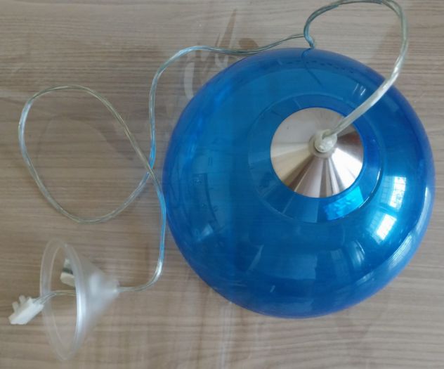 Lampadario moderno tondo, blu trasparente.