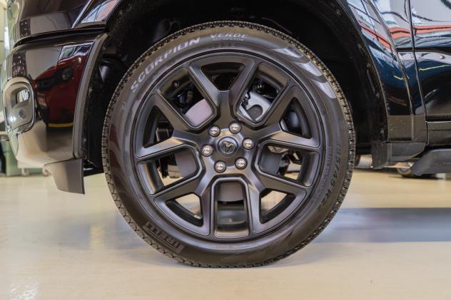 RAM 1500 NUOVO RAM 2025 Laramie Night Premium 3.0L Twin- Turbo 420 CV - Foto 7