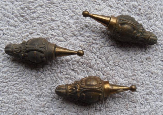 N° 3 POMELLI IN OTTONE PIENO LAVORATO con dadi a cono -
