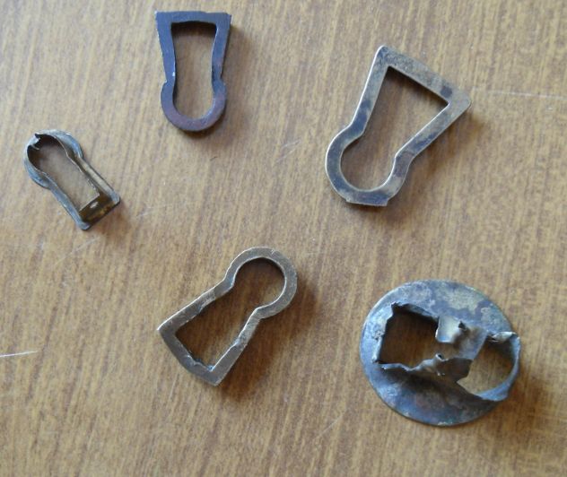 N° 5 ANTICHE BOCCHETTE IN OTTONE PER MOBILI VARI - Due in omaggio -
