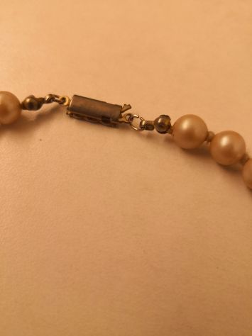 Collana con perle di bigiotteria con fermaglio. - Foto 2